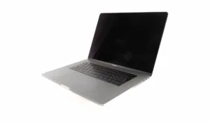 MacBook Pro (2018) - i7-8750H 2.2 GHz - 16GB RAM - 256 GB SSD - 15.4" Retina 2880x1800 - - Sølv stand