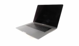 MacBook Pro (mid 2017) - i7-7700HQ 2.8 GHz - 16GB RAM - 500 GB SSD - 15.4" Retina 2880x1800 - Sølv stand