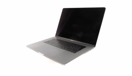 MacBook Pro (mid 2017) - i7-7700HQ 2.8 GHz - 16GB RAM - 500 GB SSD - 15.4" Retina 2880x1800 - Sølv stand