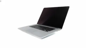 MacBook Pro 15" Silver Mid-2015 - i7-4770HQ 2,2GHz - 512GB SSD - 16GB RAM - Retina 2880x1800 - - Sølv stand