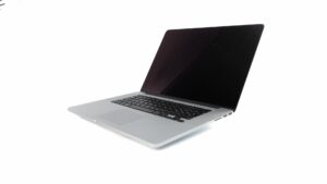 MacBook Pro 15" Silver Mid-2015 - i7-4770HQ 2,2GHz - 512GB SSD - 16GB RAM - Retina 2880x1800 - Bronze stand