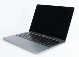 MacBook Pro 13" (2020) Space Gray - Apple M1 3.2 GHz 8 core - 16GB RAM - 256GB NVME - 13" - 2560x1600  - Guld stand