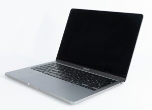 MacBook Pro 13" (2020) Space Gray - Apple M1 3.2 GHz 8 core - 16GB RAM - 256GB NVME - 13" - 2560x1600  - Guld stand
