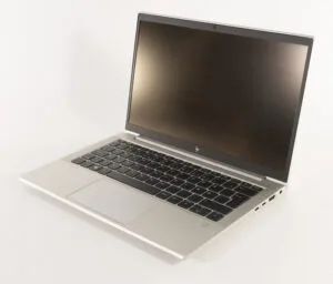 HP EliteBook 835 G7 - AMD Ryzen 3 Pro 4450U 2.4 GHz - 8GB RAM - 256GB NVMe - 13" FHD - Sølv stand