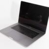 MacBook Pro 15" Touchbar (Mid-2017) Spacegray - i7-7820HQ 2.90Ghz - 16GB RAM - 500GB NVME - 2560x1600 - Radeon Pro 555 - Sølv stand