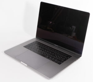 MacBook Pro 15" Touchbar (Mid-2017) Spacegray - i7-7820HQ 2.90Ghz - 16GB RAM - 500GB NVME - 2560x1600 - Radeon Pro 555 - Sølv stand