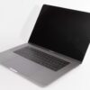 MacBook Pro 15" Touchbar (Mid 2017) Space Gray - i7-7700HQ 2.8 GHz - 16GB RAM - 256GB NVME - 15.4" - 2880x1800 - Radeon Pro 555 - Bronze stand
