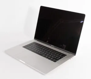MacBook Pro 15" TB (Late 2016) - i7-6700HQ 2.6 GHz - 16GB RAM - 256GB SSD - 15.4" 2880x1800 - Radeon Pro 450 - Sølv stand
