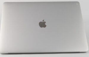 MacBook Pro 15" Touchbar (Mid-2017) Silver - i7-7820HQ 2.90Ghz - 16GB RAM - 500GB NVME - 2560x1600 - Radeon Pro 555 - Sølv stand