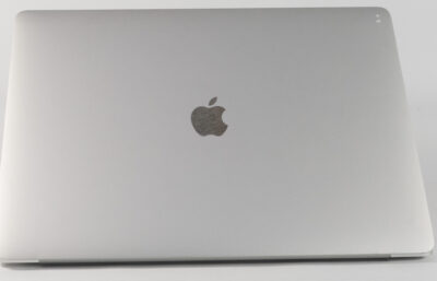 MacBook Pro 15" Touchbar (Mid-2017) Silver - i7-7820HQ 2.90Ghz - 16GB RAM - 500GB NVME - 2560x1600 - Radeon Pro 555 - Sølv stand