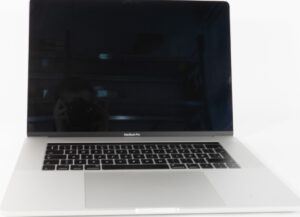 MacBook Pro 15" Touchbar (Mid-2017) Silver - i7-7820HQ 2.90Ghz - 16GB RAM - 500GB NVME - 2560x1600 - Radeon Pro 555 - Sølv stand