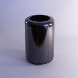 Apple Mac Pro 2013 - E5-1650 v2 3.9Ghz (6 kernet) - 32GB RAM - 1 TB NVMe - Sølv stand