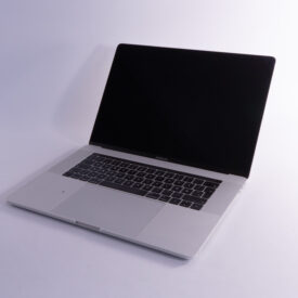 MacBook Pro (2018) Silver - i7-8750H 2.2 GHz - 16GB RAM - 256GB NVME - 15.4" Retina 2880x1800 Radeon Pro 560X - Bronze stand