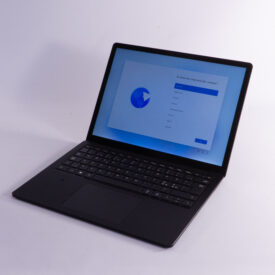 Microsoft Surface Laptop 5 Black - i7-1265u 3.6GHz - 16GB RAM - 256GB NVMe - 13.5" 2256x1504 Touch - Guld stand