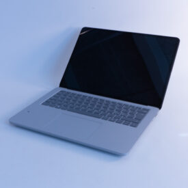 Microsoft Surface Laptop Studio - i7-11370H 3.0GHz - 32GB RAM - 1000GB NVME - 14" 2400X1600 - 120Hz - RTX 3050 TI - Sølv stand