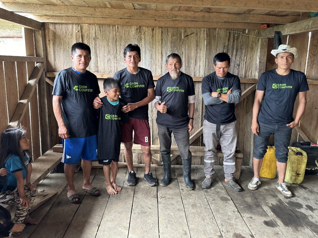 Billede af samarbejdspartnere i amazonas med Grøn computer T-shirts på