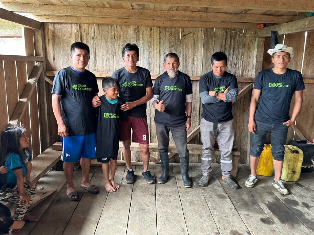 Billede af samarbejdspartnere i amazonas med Grøn computer T-shirts på