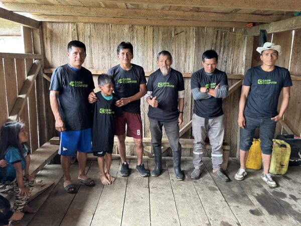 Billede af samarbejdspartnere i amazonas med Grøn computer T-shirts på