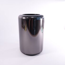 Apple Mac Pro 2013 - E5-1620 v2 3.7Ghz (4 kernet) - 64GB RAM - 1 TB NVMe - RADOEN 7870 XT /- Sølv stand