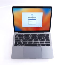 MacBook Pro (mid 2017) SpaceGray - i5-7360u 2.3 GHz - 8GB RAM - 256GB NVME - 13" Retina 2560x1600 - Sølv stand