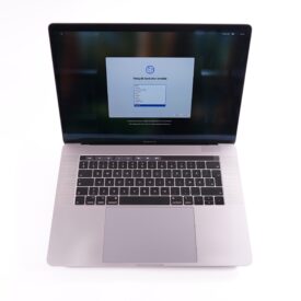 MacBook Pro 15" Touchbar (2019) SpaceGrey - i9-9880H 2.30Ghz - 32GB RAM - 500GB NVME - 2880x1800 - Radeon Pro 560X - Sølv stand