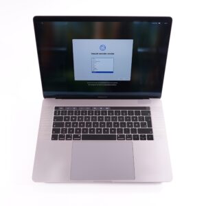 MacBook Pro 15" Touchbar (2019) SpaceGrey - i9-9880H 2.30Ghz - 32GB RAM - 500GB NVME - 2880x1800 - Radeon Pro 560X - Sølv stand
