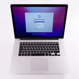 MacBook Pro (Mid 2015) - i7-4770HQ 3.4 GHz - 16GB RAM - 256 GB SSD - 15.4" 2880x1800 Retina - Sølv stand